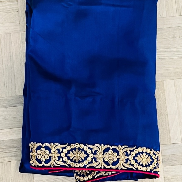 Sari - 4-piece outfit, includes blouse, petticoat, 2 pieces of sari fabric - Picture 3 of 12